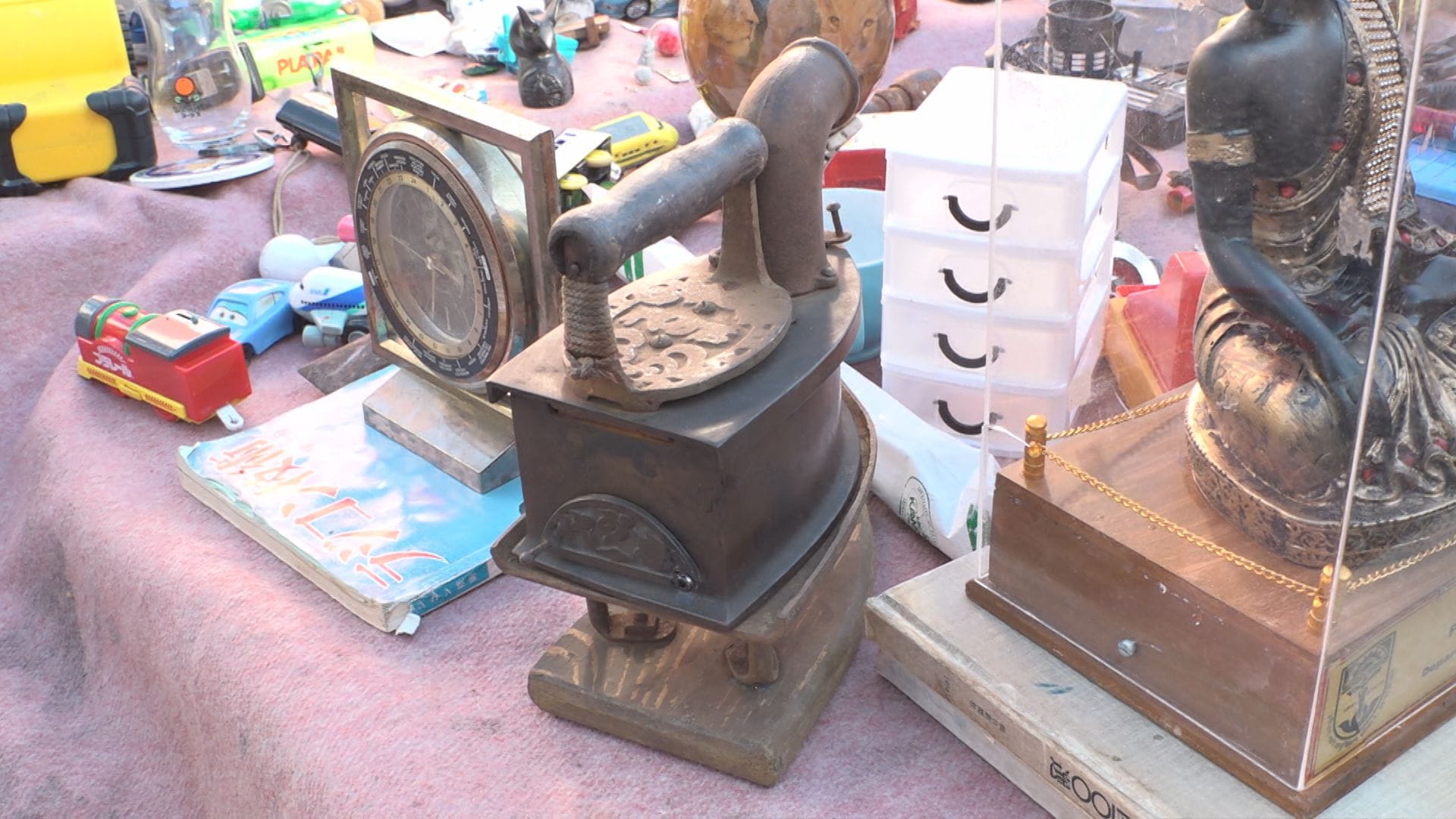 レアな“掘り出し物”求め…境内で毎月開かれる『骨董市』が活況 昭和レトロなアイテムから質の良い着物まで （FNNプライムオンライン）｜ｄメニューニュース（NTTドコモ）