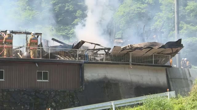 【速報】出雲市で住宅と車庫２棟が全焼 消防車両１０台が出動し１時間後に鎮圧 島根東部に乾燥注意報