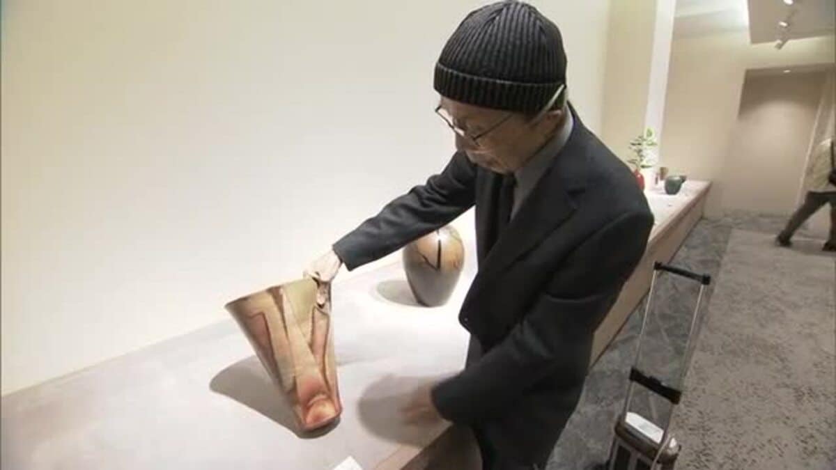 反戦への思いを作品に…岡山市のデパートで「虫明焼」の作家・黒井千左
