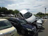 「車が柵を飛び越えた」ブレーキとアクセルの踏み間違いか　７７歳女性運転の車が車２台の上に乗り上げる　奈良市