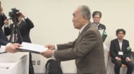 91歳の新人町議は初めて出席した本会議でタブレットの資料に悪戦苦闘…背景には地方議員のなり手不足
