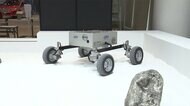 悪路もスイスイ 月面探査車 日産とJAXAが共同開発