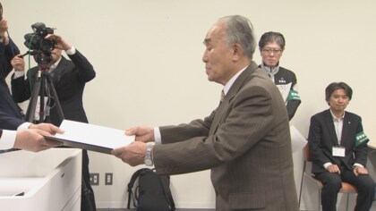 91歳の新人町議は初めて出席した本会議でタブレットの資料に悪戦苦闘…背景には地方議員のなり手不足