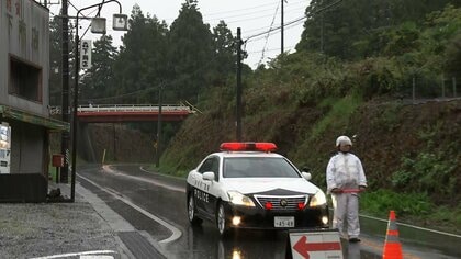 土砂崩れで落石が車に直撃　浜松市の県道 けが人なし