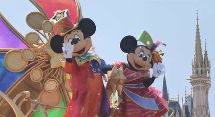 ミッキーマウスが“記念衣装”に！ 「東京ディズニーリゾート40周年」で新イベント シンデレラ城