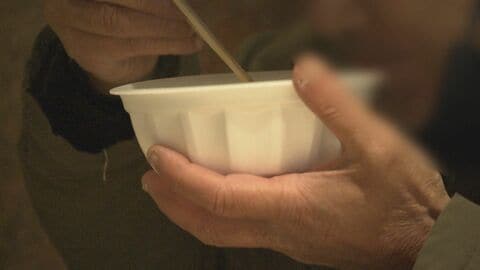 厳しい寒さと経済的苦境に喘ぐホームレス　“炊き出し”求める若年層が増加… 2割以上が「何らかのかたちで借金」【福岡発】