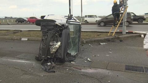 国道8号で車同士が衝突、中学生含む2人が死亡　交差点で出会い頭の事故