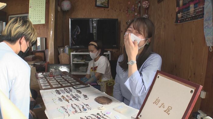 お客さんとの会話を楽しむ高橋さん