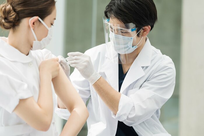 医療従事者などには特に追加接種を勧めている(画像はイメージ)