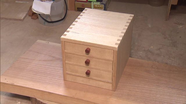 志田さんは会津桐のミニ箪笥作りを教える