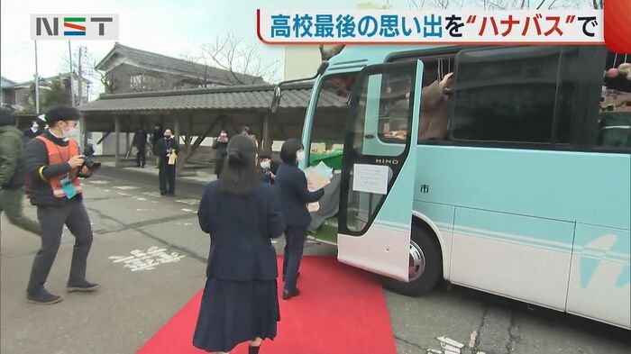 バスの中は…