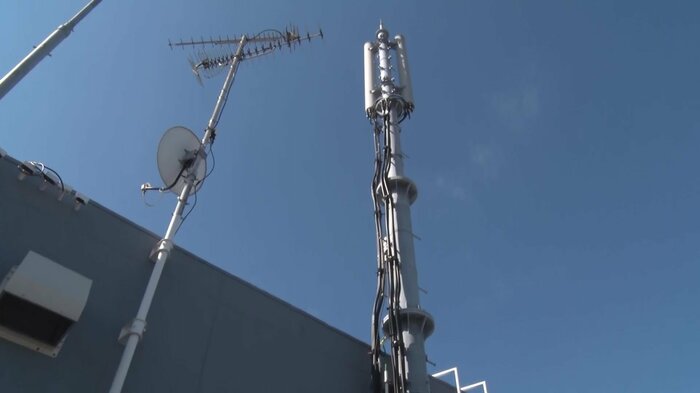 携帯電話の基地局を屋上に設置して毎月20万円の収入も得た。
