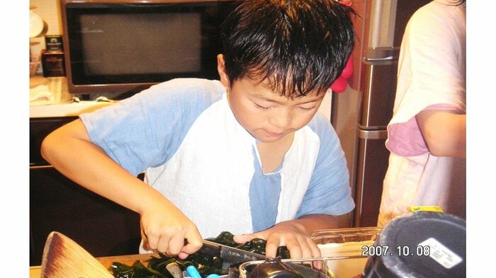 結婚後家事を覚えたという川島さん 息子さんとは折々一緒に料理(2007年)