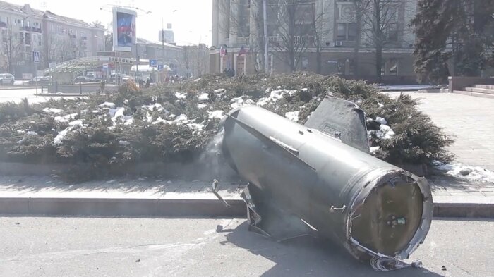 どちらの軍が発射したのか不明なトチカ短距離弾道ミサイルの残骸