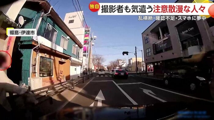 急ブレーキをかけ急停止した車の横を走り去る自転車(映像提供:視聴者)