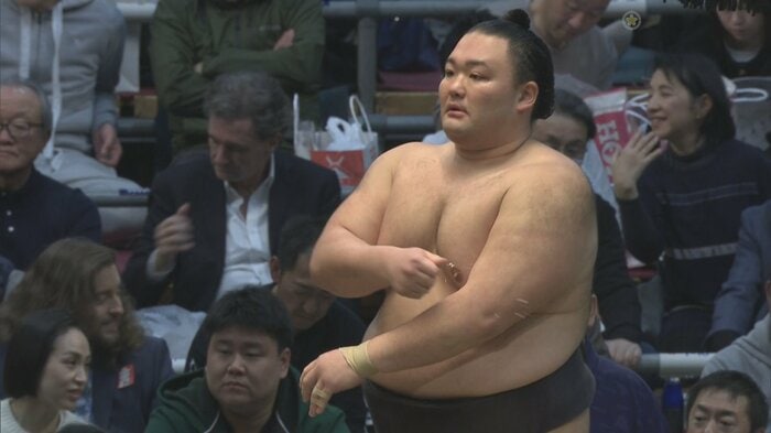 金峰山との取組に臨む朝乃山（20日　日本相撲協会提供）