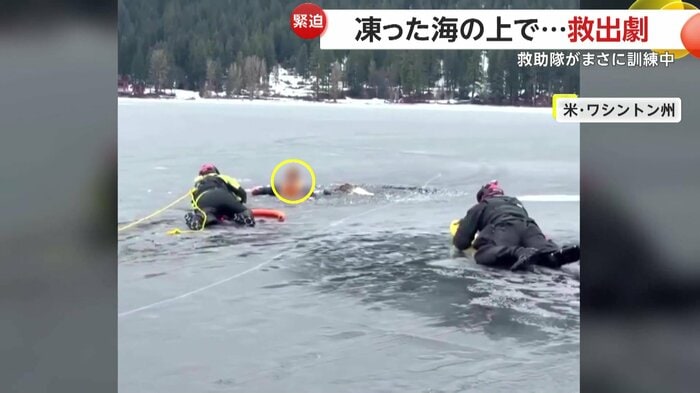 腹ばいで救助者に近づく隊員たち（King County Sheriff's Office）
