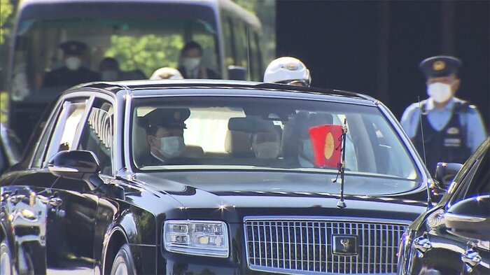 皇居を出発される両陛下(午前10時ごろ)