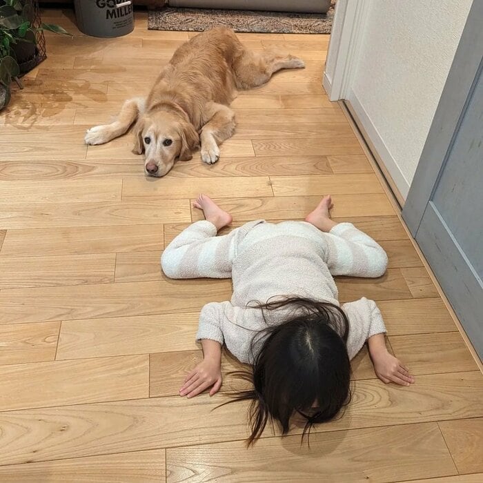 ぽそちゃん(奥)のマネをするえなちゃん(手前)