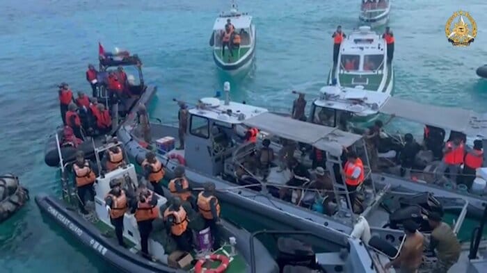 フィリピン補給船のゴムボートを中国海警局が襲撃(Armed Forces of the Philippines)
