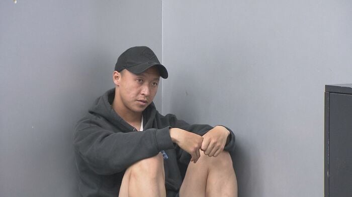 長年の相棒である深井の引退発表を会見場の片隅で聞く荒野拓馬