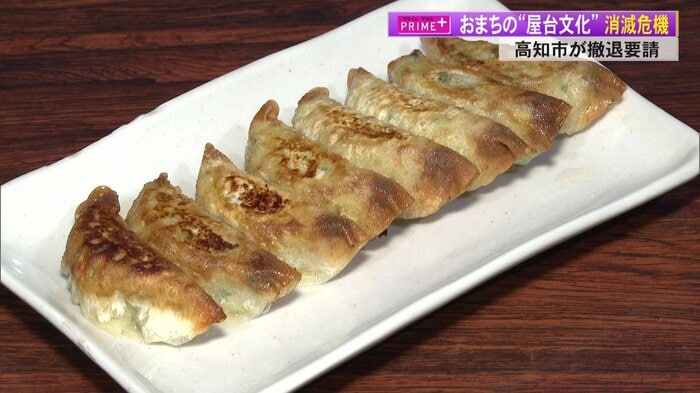 「松ちゃん」名物の具だくさんのジューシーな薄皮ギョーザ