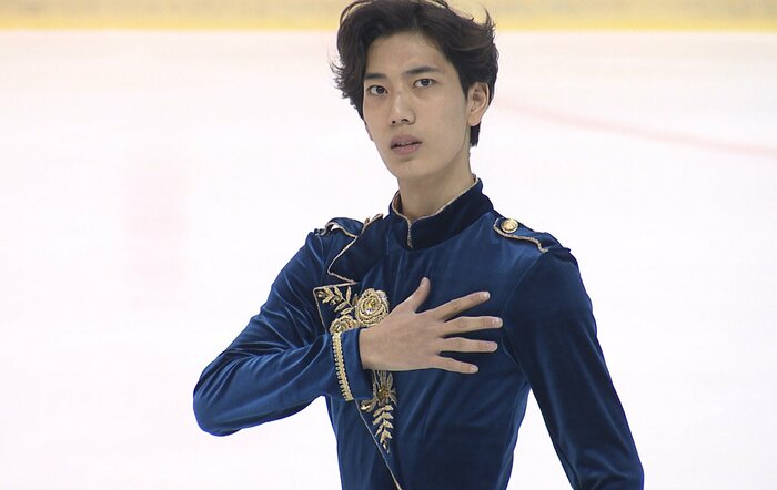 高橋大輔に見守られて演技を披露した三宅星南