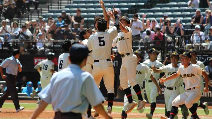 優勝を決めマウンド上に駆け寄る札幌日大ナイン
