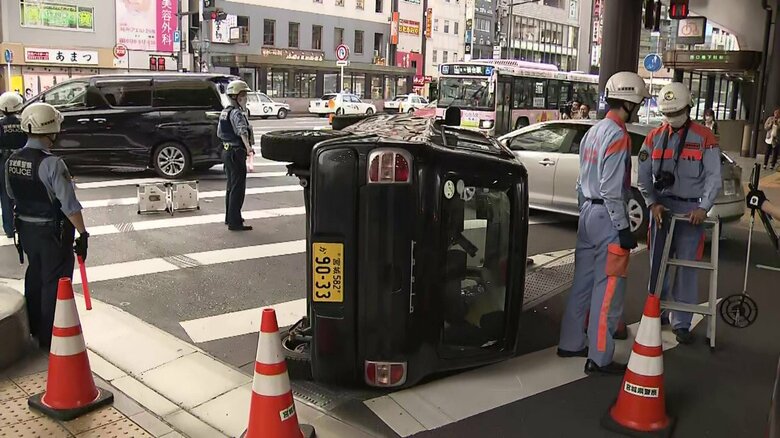 仙台駅前の交差点でタクシーと衝突した軽乗用車が横転　女性１人が軽傷　帰宅時間で周囲は騒然〈仙台〉｜FNNプライムオンライン
