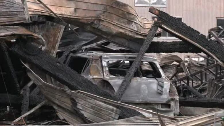 夜の住宅地で火災　住宅・倉庫4棟を全焼、他3棟の一部焼く　男性1人搬送　秋田・大館市｜FNNプライムオンライン