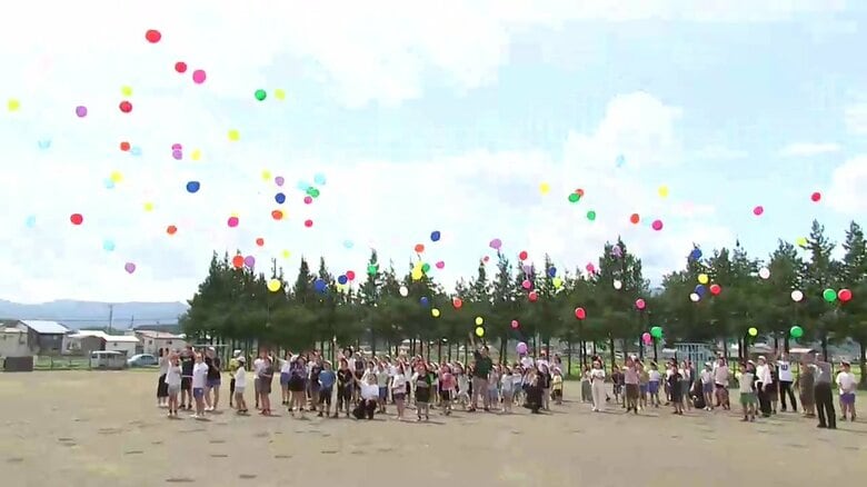 風船に思い込め…平舘小学校で150周年記念イベント　岩手県八幡平市　｜FNNプライムオンライン