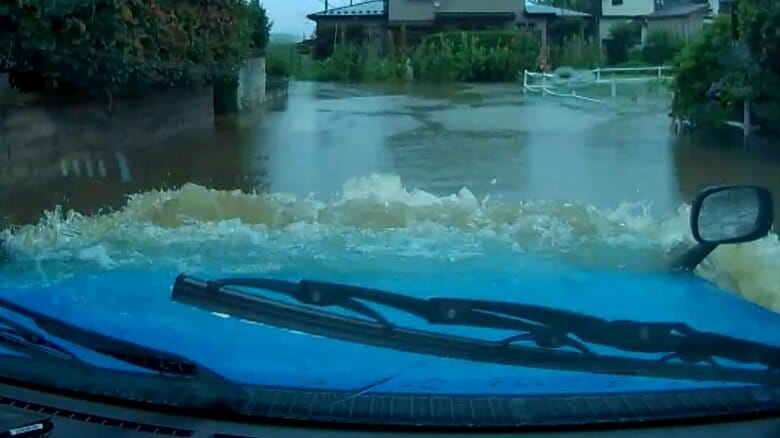 秋田豪雨でタクシーが浸水…カメラ捉えた“内水氾濫”の恐怖　天達気象予報士「きょうも警報級の大雨予報に注意」｜FNNプライムオンライン