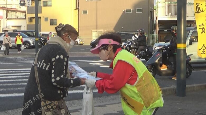 マツダスタジアム前で交通事故防止を呼びかけ　「早めのライト点灯、歩行者優先の徹底を」広島南警察署｜FNNプライムオンライン