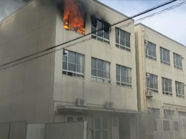 13歳の男子生徒が煙吸い救急搬送…名古屋の中学校で火事 学校行事に使う物置かれていた教材室から出火｜FNNプライムオンライン