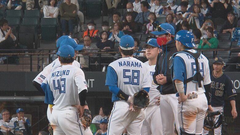 【ファイターズ】「先頭バッターのフォアボールがすべて」初回と8回に投手陣が四球から崩れ痛恨の逆転負け…2位オリックスとゲーム差1｜FNNプライムオンライン