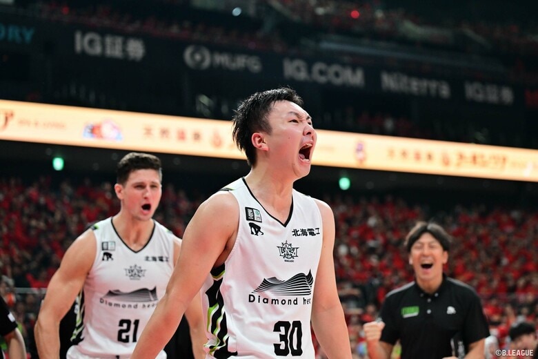 【レバンガ北海道】強豪・名古屋Dを撃破し開幕2戦目で今季初勝利…富永啓生が地元で20得点と勝利に貢献「アウェーなのに歓声が上がり楽しくバスケットができた」｜FNNプライムオンライン
