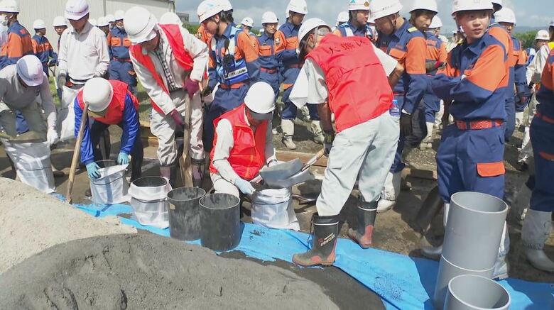 梅雨入りを前に水防訓練　300人以上が参加し土のう作りや土手のシート張り　河川の氾濫などに備える｜FNNプライムオンライン