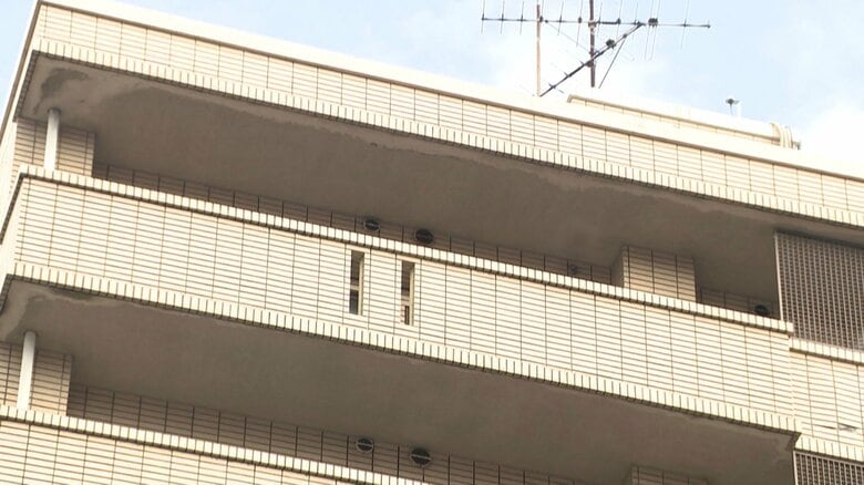 【続報】虐待の様子をスマホ撮影も…3歳長男の両手足縛り段ボールに入れた疑い　母親と祖父を送検　長男はかなり痩せた状態で意識不明の重体｜FNNプライムオンライン
