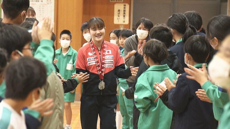 卓球・大藤沙月選手が母校に　世界大会での活躍を報告　児童からの“全力エール”に「また頑張れそう」　福井｜FNNプライムオンライン
