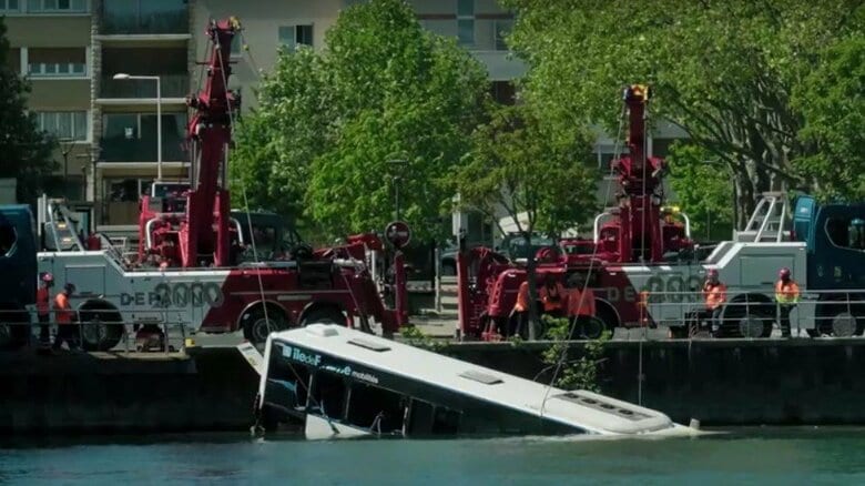 フランス　セーヌ川にバス転落　車と衝突し川へ、4人救助｜FNNプライムオンライン