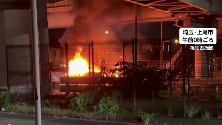 車が横転し炎上、焼け跡から運転手の遺体発見 衝突したバイク運転の17歳高校生は頭の骨を折る重傷 埼玉・上尾市|FNNプライムオンライン
