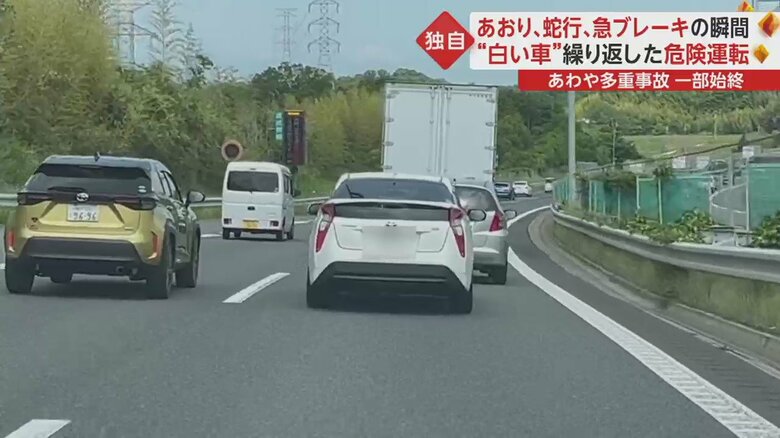 前を走る車は、隣に車がいるため車線変更できないでいる