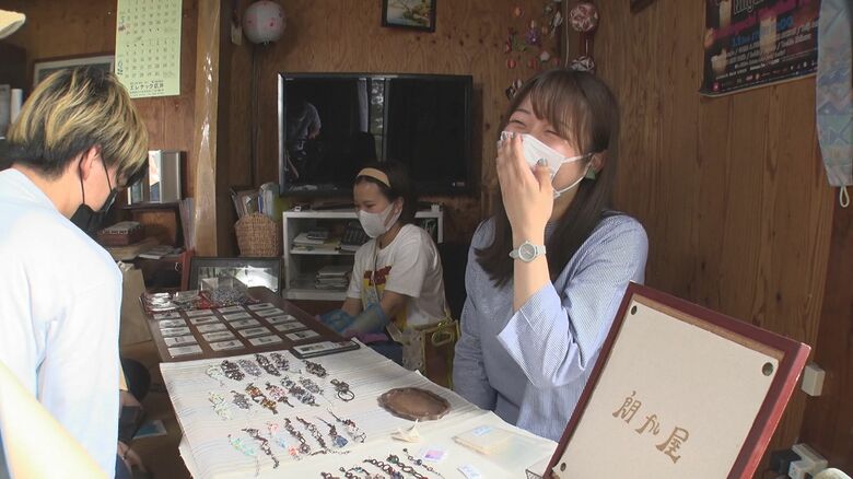 お客さんとの会話を楽しむ高橋さん