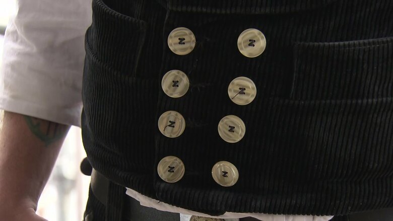 「クルフト」のベストについた8つのボタン
