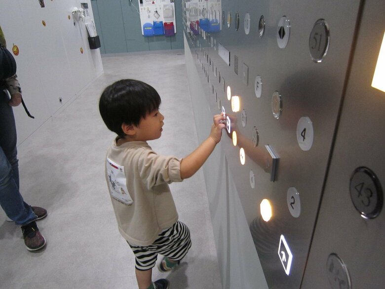 ボタンを押す子ども