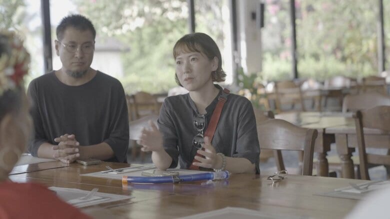 現地の人たちにプロジェクトを説明する金森さん（提供：dream photo inc.）