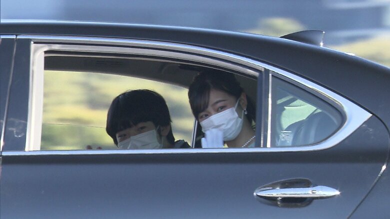 新年の挨拶のため皇居に入られる悠仁さまと佳子さま