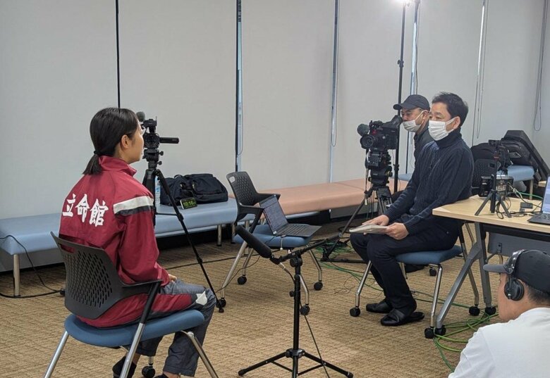 村松灯にインタビューする竹下アナ