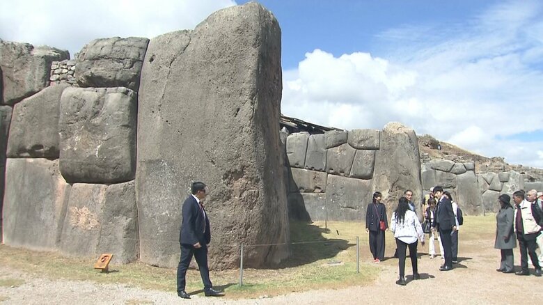 サクサイワマン遺跡を視察される佳子さま