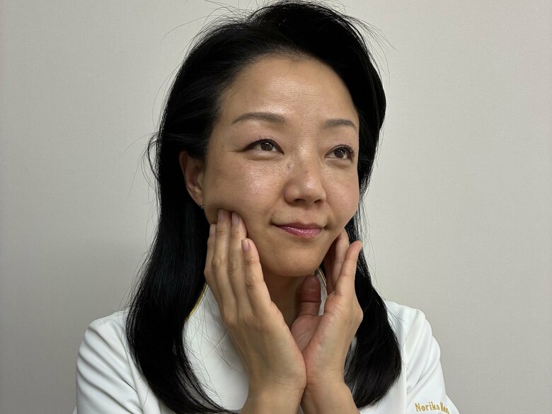 咬筋は指の腹でほぐす（特集班撮影）